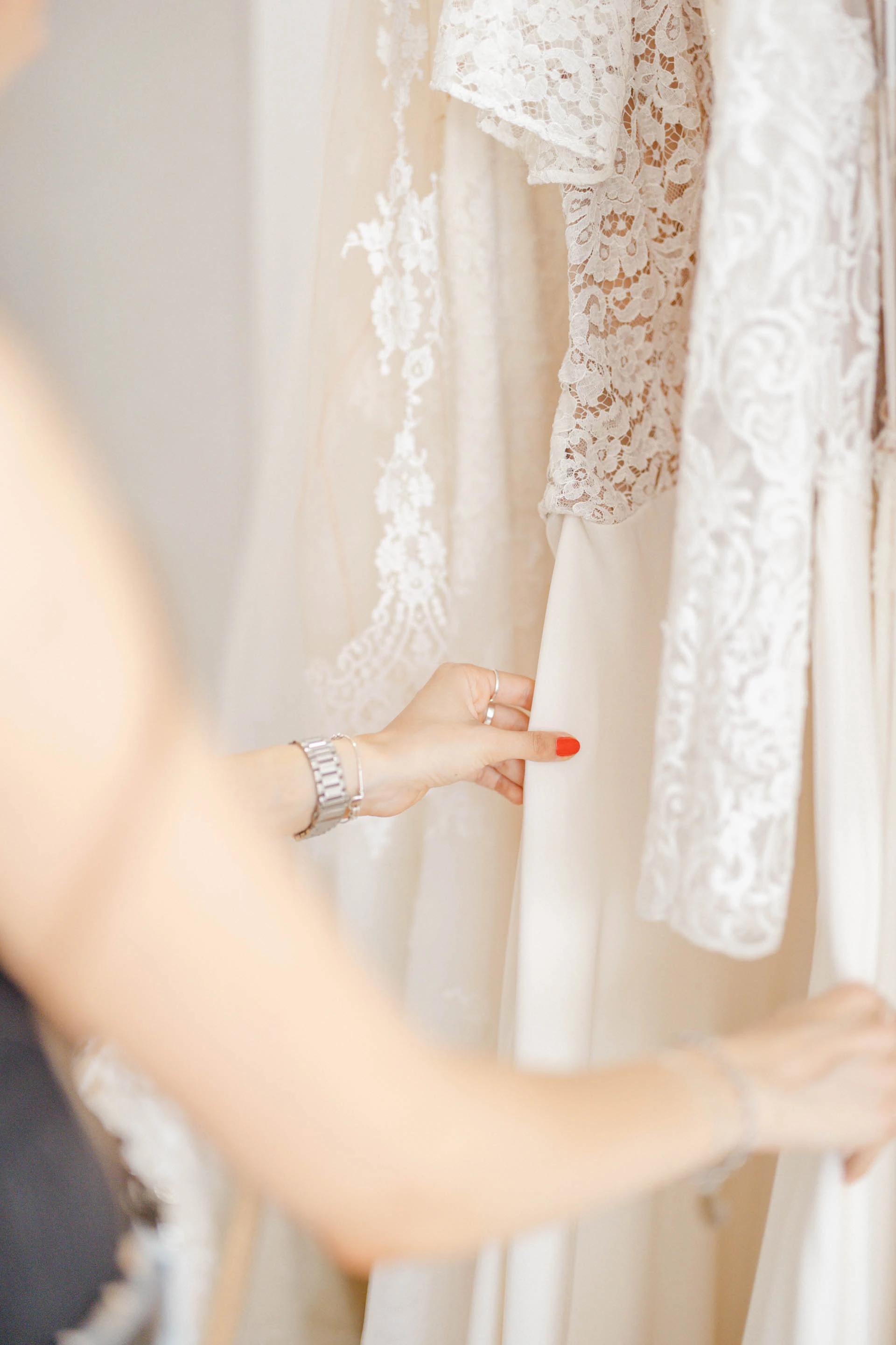 blanc rose dentelle robe gris